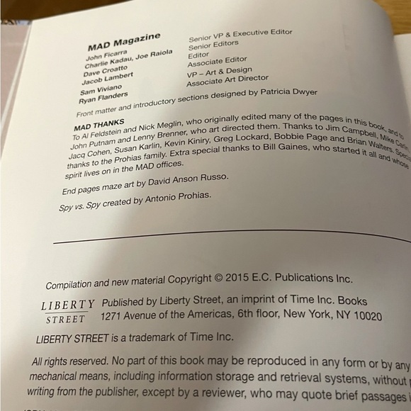 2015 MAD Magazine's iconic Spy vs Spy comic strip--now in full color! Hardback - Picture 5 of 11